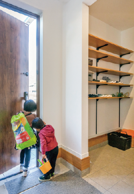 靴だけじゃない！ベビーカーも収納できる土間収納