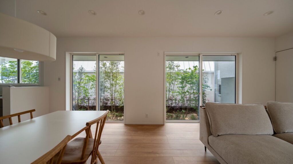 緑に包まれた家_3