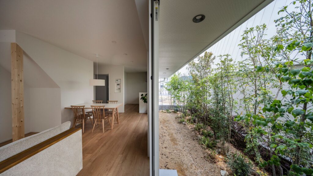 緑に包まれた家_5